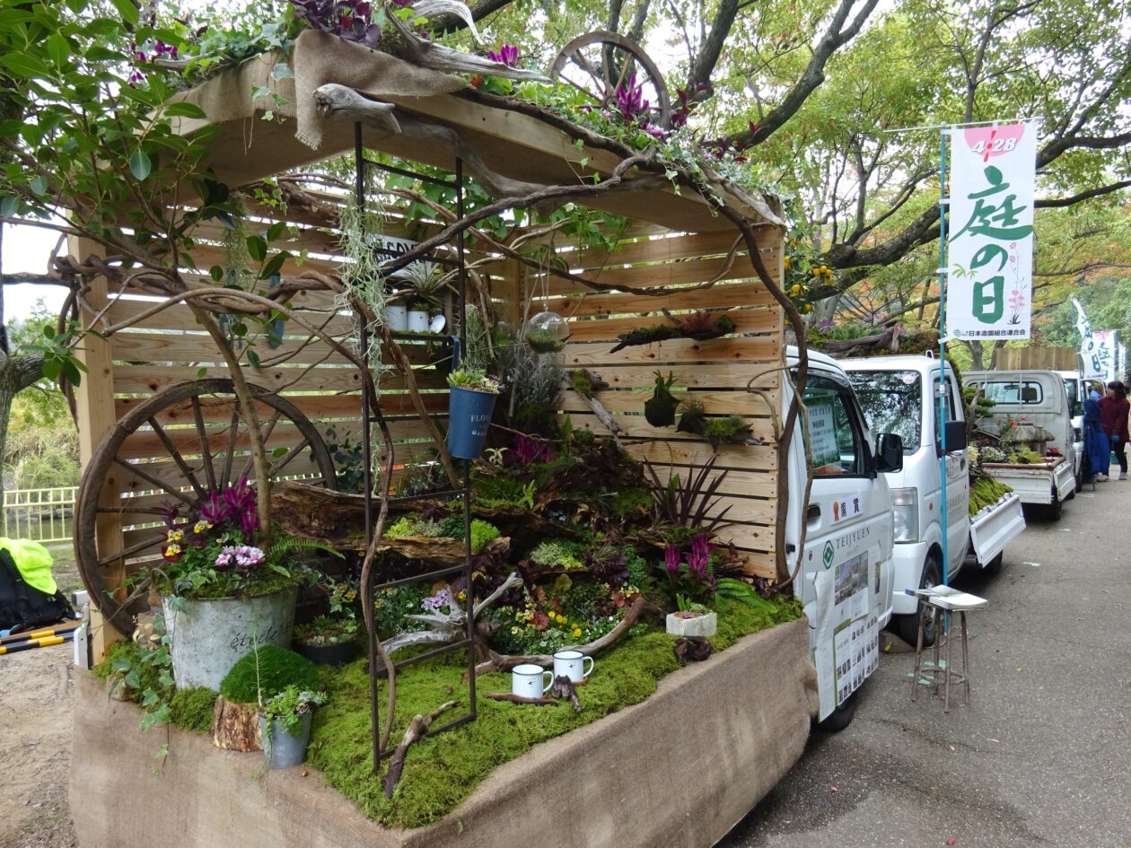 Japan’s Kei Truck Garden Contest (10)