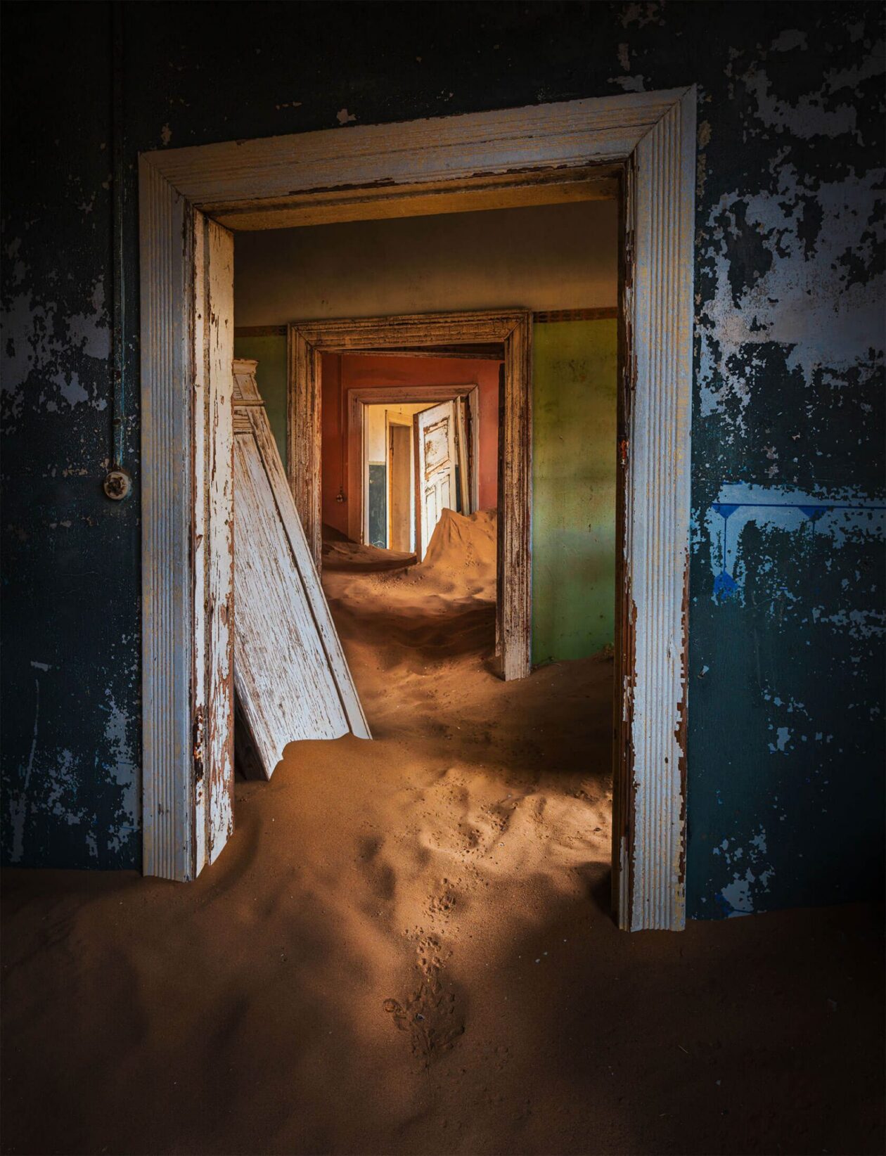 Haunting Photos Of Kolmanskop By Sarfraz Durrani (11)