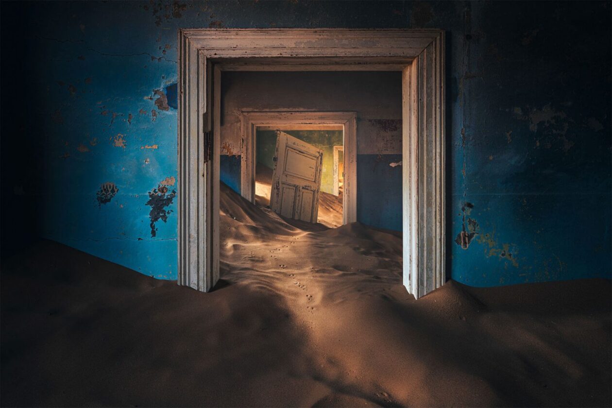 Haunting Photos Of Kolmanskop By Sarfraz Durrani (14)