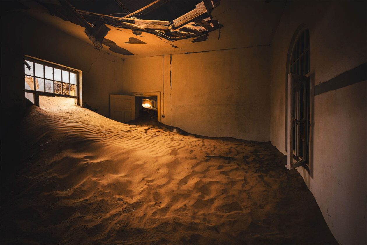 Haunting Photos Of Kolmanskop By Sarfraz Durrani (15)