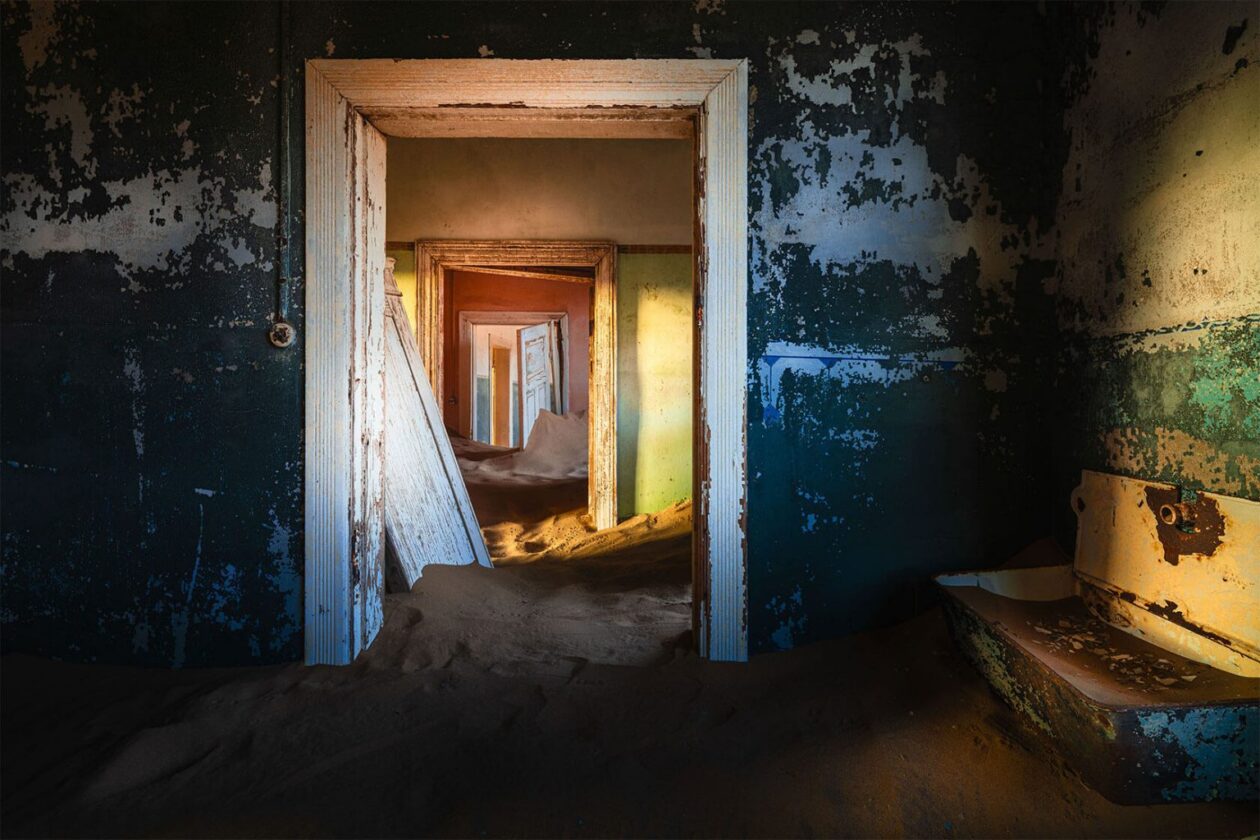 Haunting Photos Of Kolmanskop By Sarfraz Durrani (16)