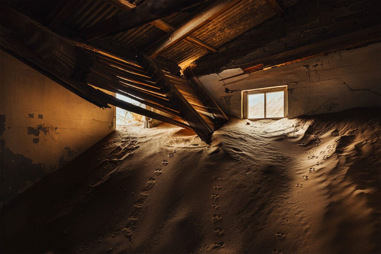 Haunting Photos Of Kolmanskop By Sarfraz Durrani (4)
