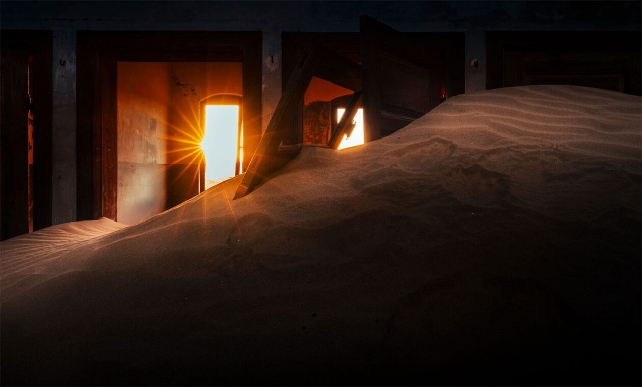 Haunting Photos Of Kolmanskop By Sarfraz Durrani (6)