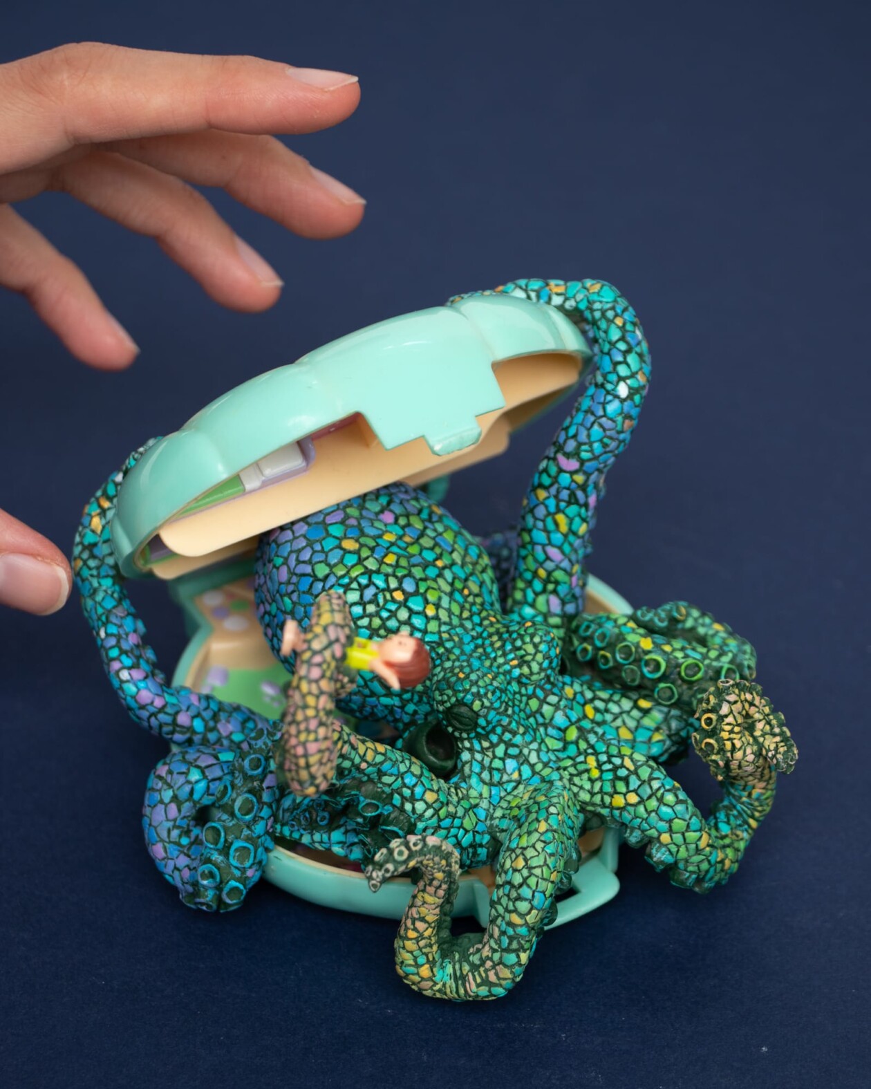 Stéphanie Kilgast's Book Utopia Of Nature Trash Sculptures (9)