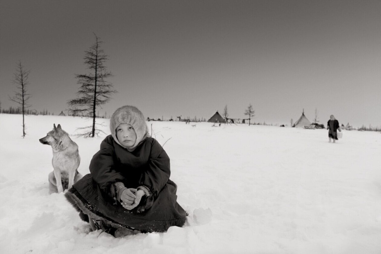 Ragnar Axelsson's Artic Monochromatic Photographies (12)